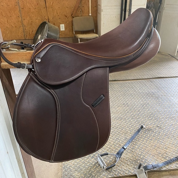 Practically new! English Saddle Close Contact Jump Saddle Changeable gullet 17” - Picture 2 of 16
